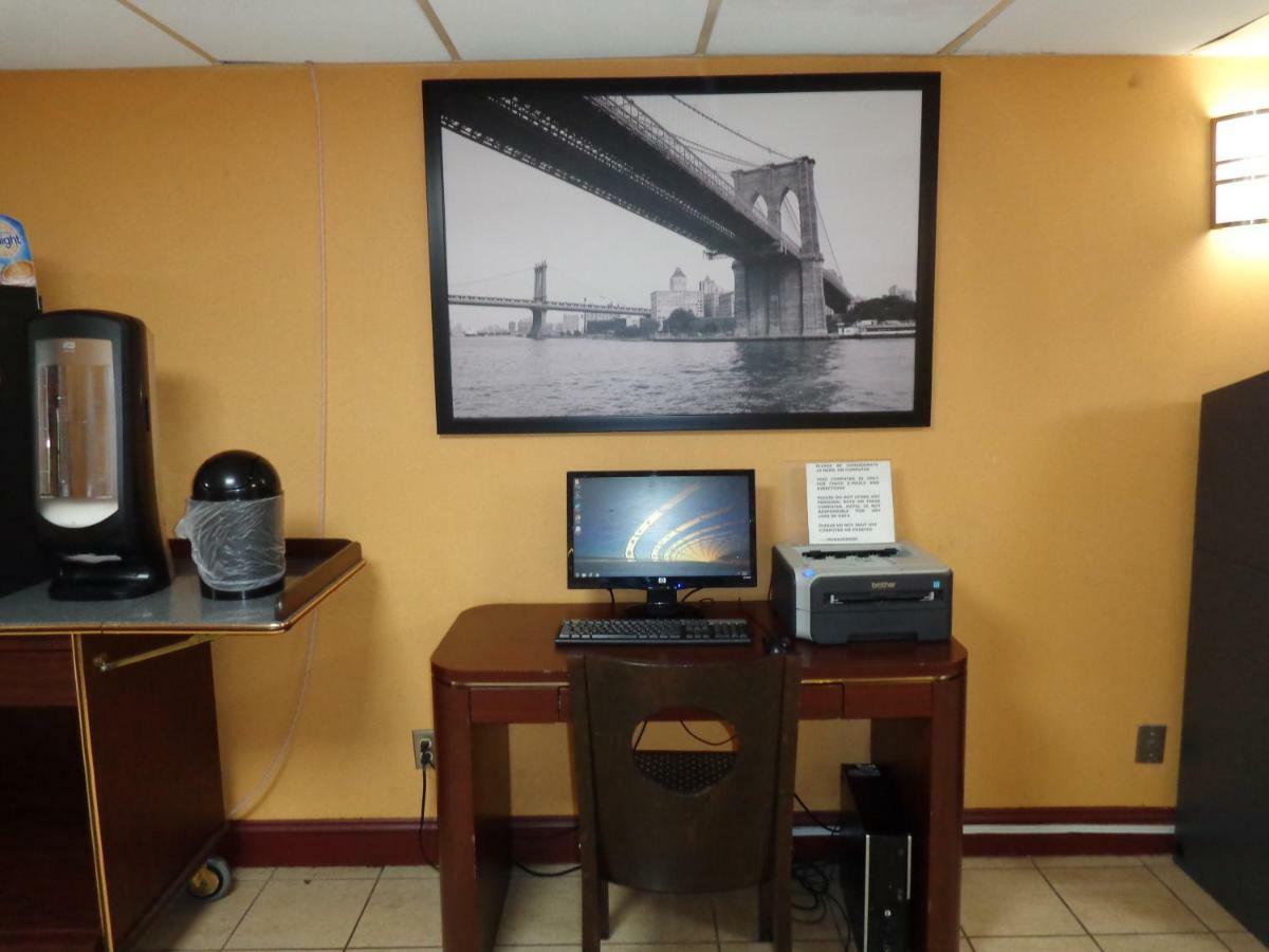 Howard Johnson By Wyndham Suffern Exterior foto